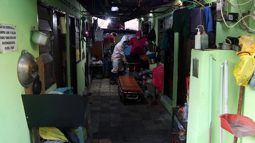 Tergeletak 24 Jam di Kamar Indekos, Jenazah Korban Covid-19 Akhirnya Dievakuasi - Bagian 3