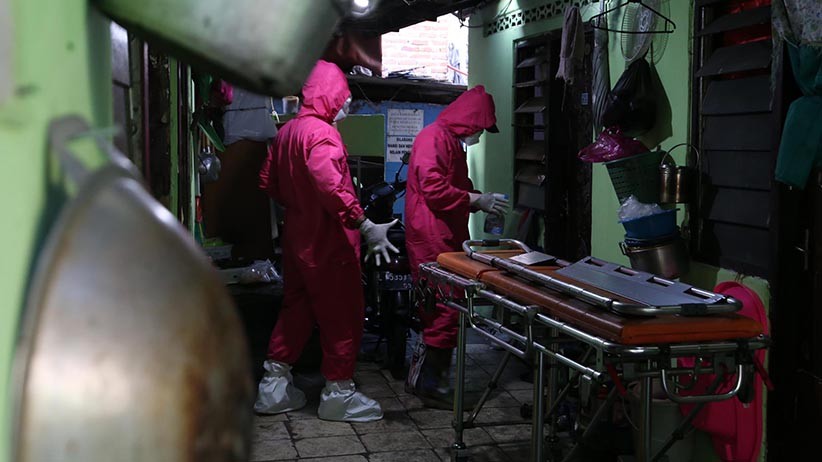 Tergeletak 24 Jam di Kamar Indekos, Jenazah Korban Covid-19 Akhirnya Dievakuasi - Bagian 2