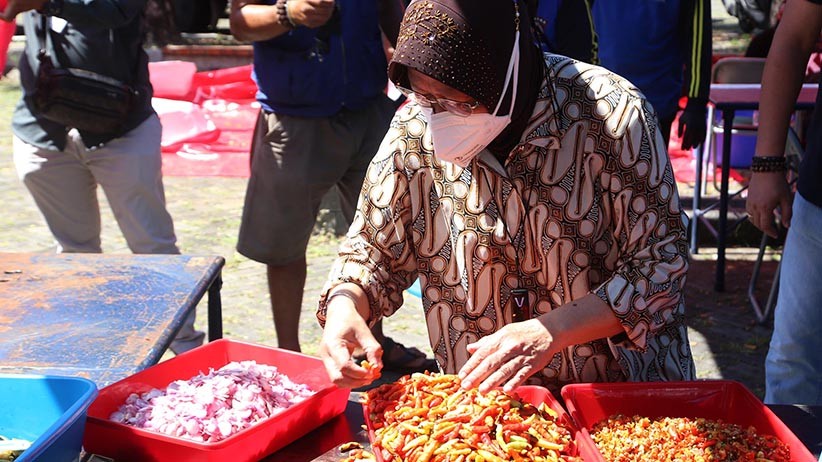 Menteri Risma Turun Tangan Bantu Memasak untuk Para Pejuang Covid-19 - Bagian 5