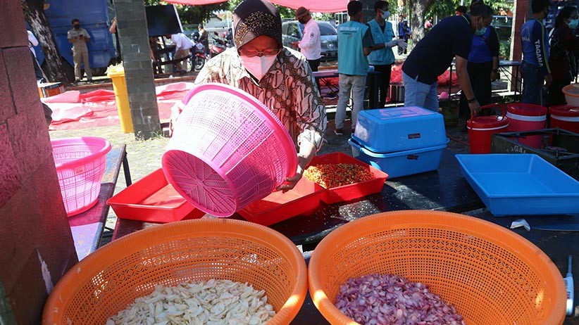Menteri Risma Turun Tangan Bantu Memasak untuk Para Pejuang Covid-19 - Bagian 4
