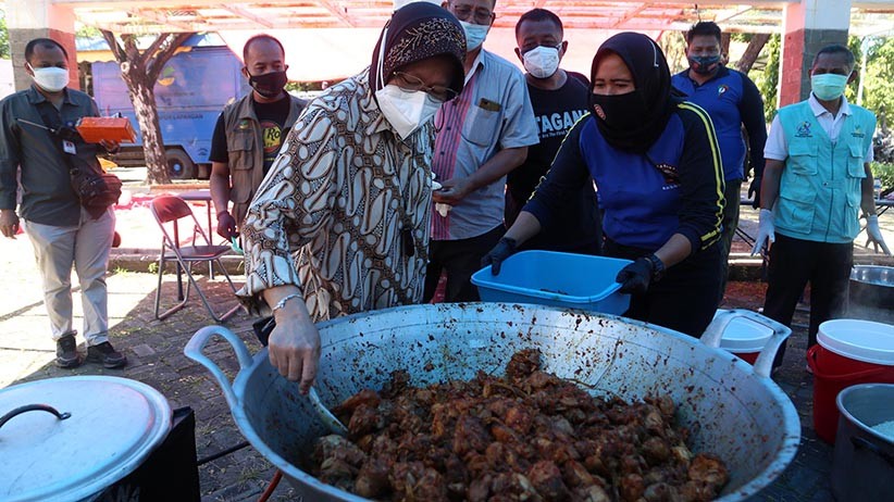 Menteri Risma Turun Tangan Bantu Memasak untuk Para Pejuang Covid-19 - Bagian 1