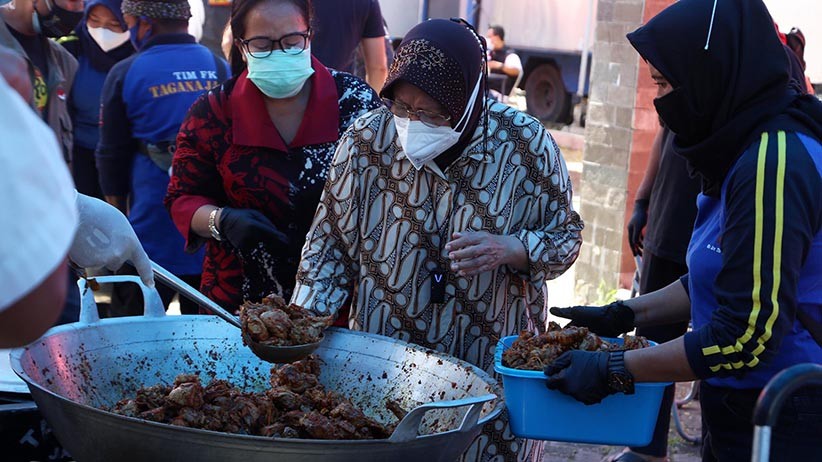 Menteri Risma Turun Tangan Bantu Memasak untuk Para Pejuang Covid-19 - Bagian 2