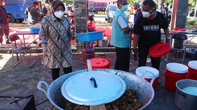 Menteri Risma Turun Tangan Bantu Memasak untuk Para Pejuang Covid-19 - Bagian 3