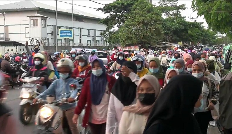PPKM Darurat seperti Tak Ada, Puluhan Ribu Buruh di Subang Berdesakan saat Keluar Pabrik