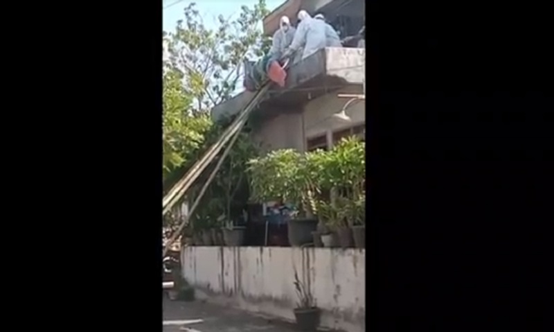 title Warga Pacitan Meninggal saat Isolasi di Lantai 2 Kamar Kos, Evakuasi Dramatis Warga Pacitan Meninggal saat Isolasi di Lantai 2 Kamar Kos, Evakuasi Dramatis