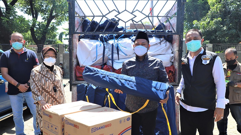 Mensos Risma Serahkan Bantuan Penanganan Covid-19 untuk Surabaya, Gresik dan Sidoarjo