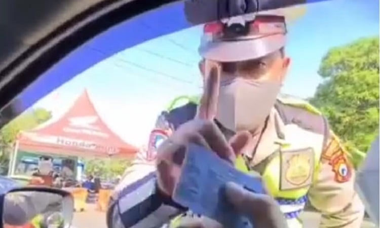 title Kocak, Diminta Bukti Swab Pemuda Ini Malah Tunjukkan Kunci Kamar Kos ke Petugas Kocak, Diminta Bukti Swab Pemuda Ini Malah Tunjukkan Kunci Kamar Kos ke Petugas