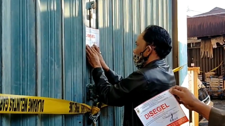 Tunggak Bayar Sewa, Belasan Toko di Pasar Batu Sangkar Sumbar Disegel