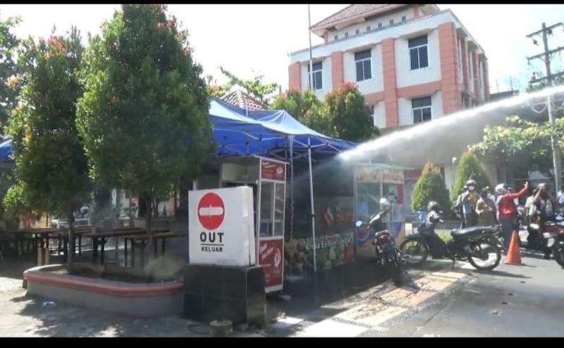 Layani Pembeli Makan di Tempat, Warung Tenda di Semarang Disemprot Air Mobil Damkar