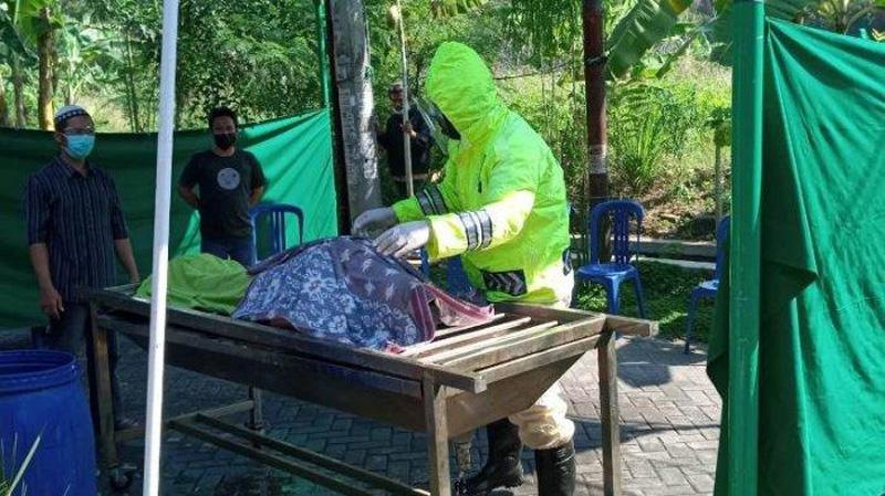 Kisah Polisi Memulasarakan Tetangganya karena Tak Ada Warga Berani Urus Jenazah Covid-19