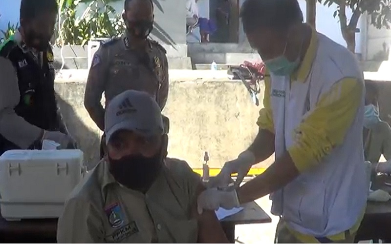 Satlantas Polres Lobar Blusukan ke Desa-Desa Sasar Vaksinasi Covid-19 Warga