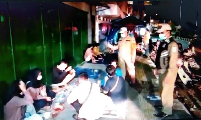 title  Razia PPKM Darurat di Purbalingga, Petugas Bubarkan Pengunjung Warung dan Tutup Toko  Razia PPKM Darurat di Purbalingga, Petugas Bubarkan Pengunjung Warung dan Tutup Toko