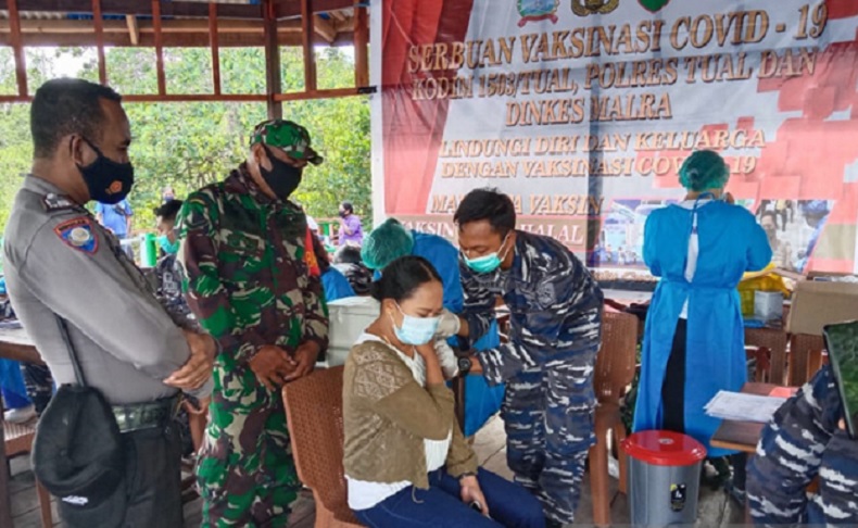 Serbu Perbatasan RI-Malaysia, TNI Berikan Vaksin untuk 185 Warga Batang Lupar