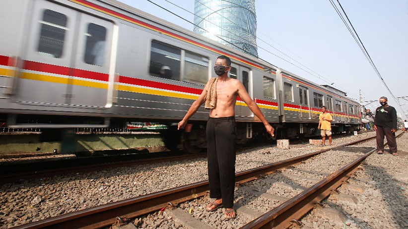 Potret Warga Pejompongan Berjemur di Atas Rel Kereta Api - Bagian 2