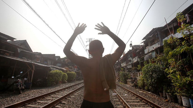 Potret Warga Pejompongan Berjemur di Atas Rel Kereta Api - Bagian 1