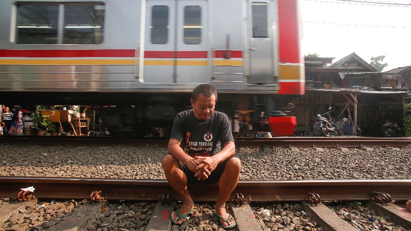 Potret Warga Pejompongan Berjemur di Atas Rel Kereta Api - Bagian 3