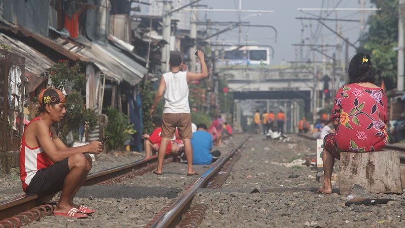 Potret Warga Pejompongan Berjemur di Atas Rel Kereta Api - Bagian 5