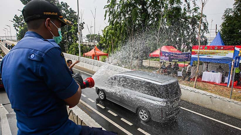 Damkar Semprot Pos Penyekatan PPKM Darurat dengan Cairan Disinfektan - Bagian 2