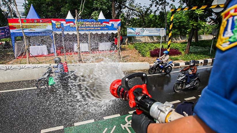 Damkar Semprot Pos Penyekatan PPKM Darurat dengan Cairan Disinfektan - Bagian 1