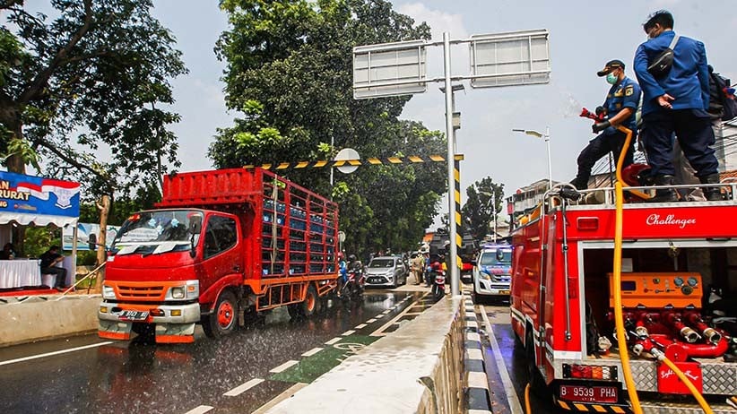 Damkar Semprot Pos Penyekatan PPKM Darurat dengan Cairan Disinfektan - Bagian 3