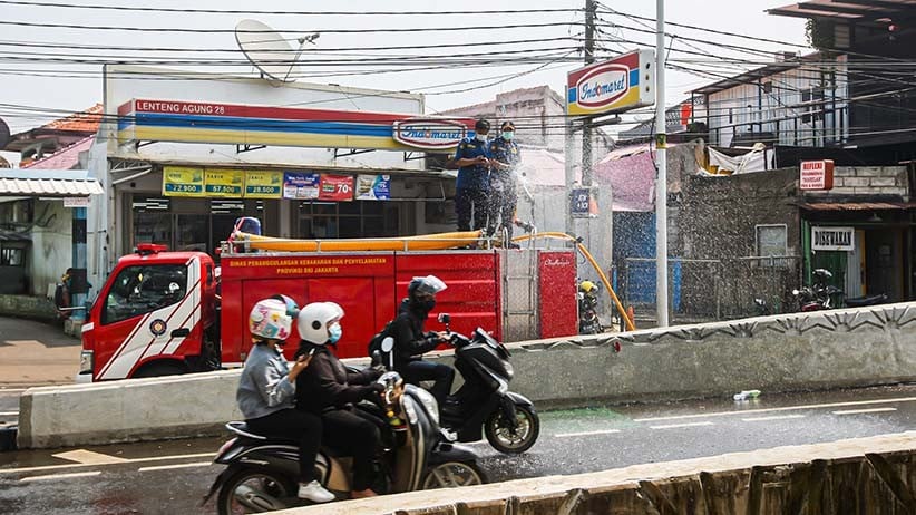 Damkar Semprot Pos Penyekatan PPKM Darurat dengan Cairan Disinfektan - Bagian 4