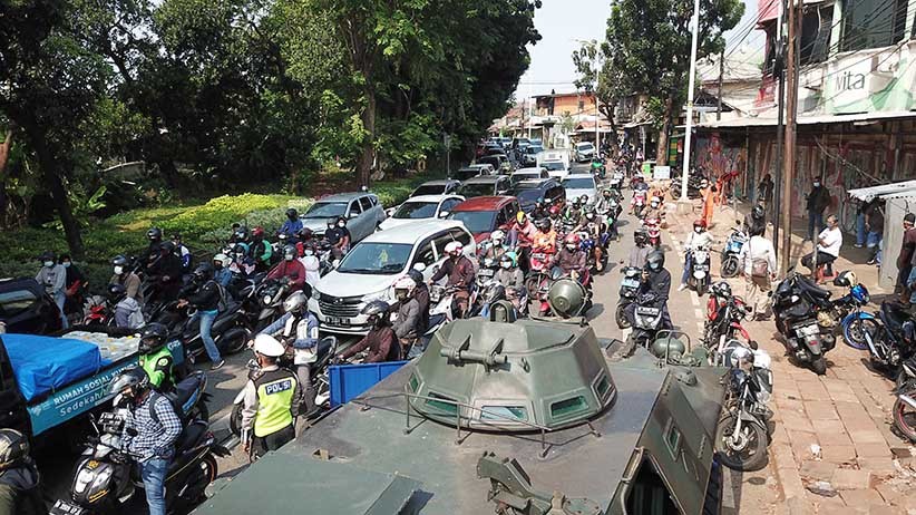 2 Panser TNI Masih Siaga Jaga Pos Penyekatan Lenteng Agung - Bagian 3