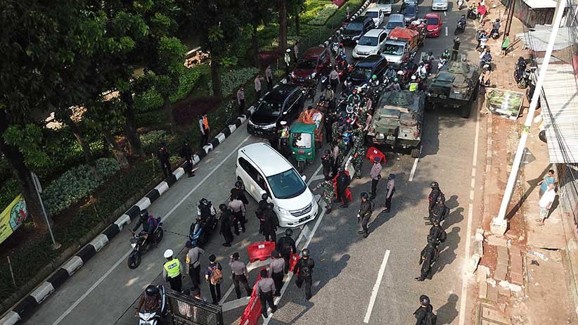 2 Panser TNI Masih Siaga Jaga Pos Penyekatan Lenteng Agung - Bagian 2