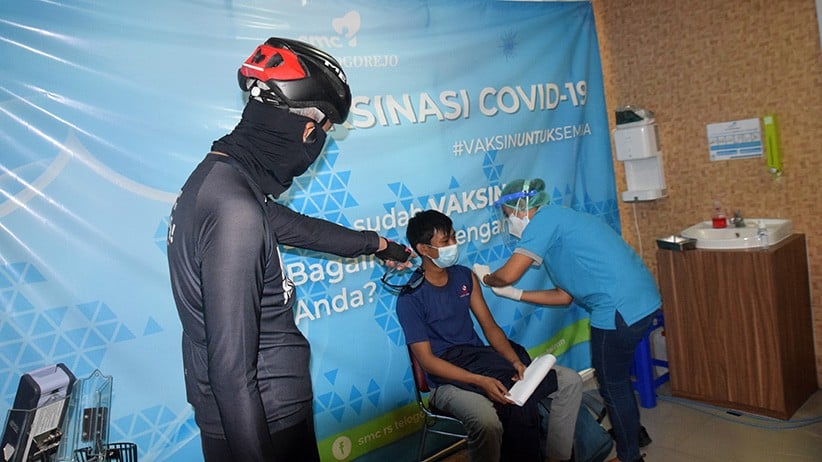 Pakai Helm, Ganjar Pranowo Tinjau Vaksinasi Gotong Royong - Bagian 2