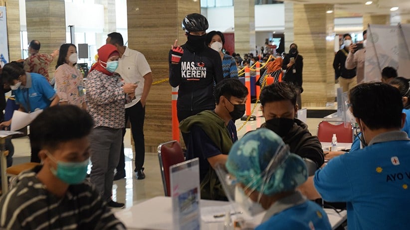 Pakai Helm, Ganjar Pranowo Tinjau Vaksinasi Gotong Royong - Bagian 3