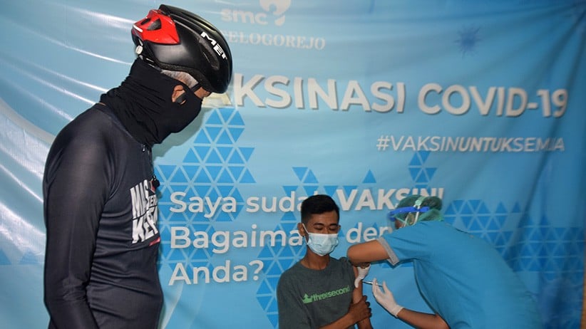 Pakai Helm, Ganjar Pranowo Tinjau Vaksinasi Gotong Royong - Bagian 1