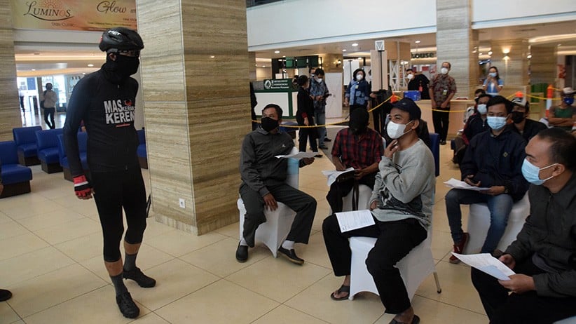 Pakai Helm, Ganjar Pranowo Tinjau Vaksinasi Gotong Royong - Bagian 4