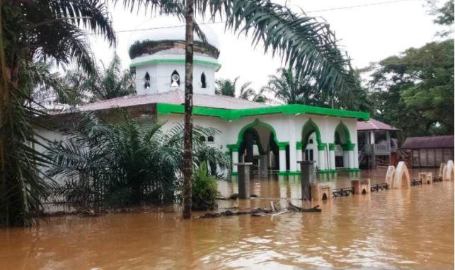 Banjir 1 Meter di Aceh Barat Rendam Ratusan Rumah dan Masjid