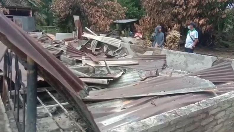 title Tak Terima Cinta Ditolak, Pemuda di Asahan Bakar Rumah Mantan Pacar Tak Terima Cinta Ditolak, Pemuda di Asahan Bakar Rumah Mantan Pacar