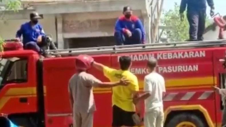 title Instruktur Fitnes Ngamuk gegara Kena Semprot Disinfektan saat Makan di Warung Instruktur Fitnes Ngamuk gegara Kena Semprot Disinfektan saat Makan di Warung