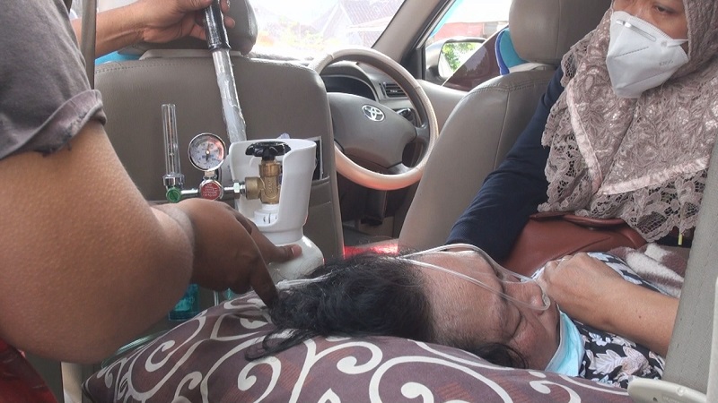 title Tragis, Pasien Kritis di Mojokerto Antre Oksigen di Toko Alkes karena Ditolak Rumah Sakit Tragis, Pasien Kritis di Mojokerto Antre Oksigen di Toko Alkes karena Ditolak Rumah Sakit