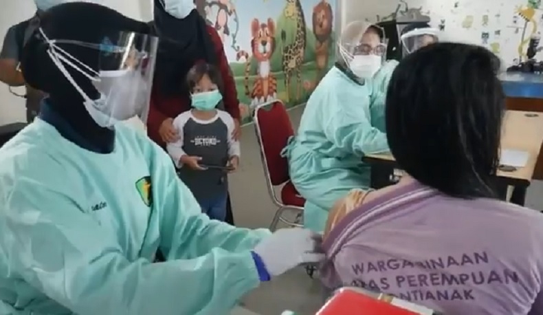 Antusias, 260 Warga Binaan Lapas Perempuan Pontianak Disuntik Vaksin Covid-19
