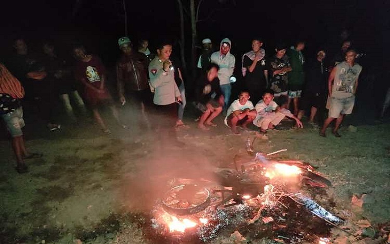 Motor Dibakar Massa, Dua Penjambret Kabur ke Ladang Jagung