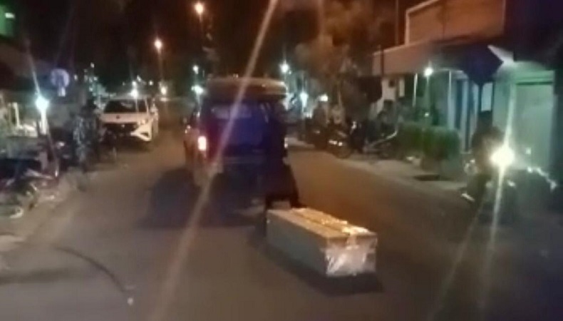 Viral Video Peti Jenazah Pasien Covid-19 Jatuh Terlempar dari Ambulans di Gresik