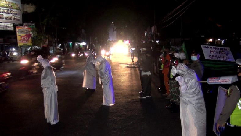 title PPKM Darurat di Kota Malang Diseting Menyeramkan, Lampu Dimatikan Pocong Berkeliaran PPKM Darurat di Kota Malang Diseting Menyeramkan, Lampu Dimatikan Pocong Berkeliaran