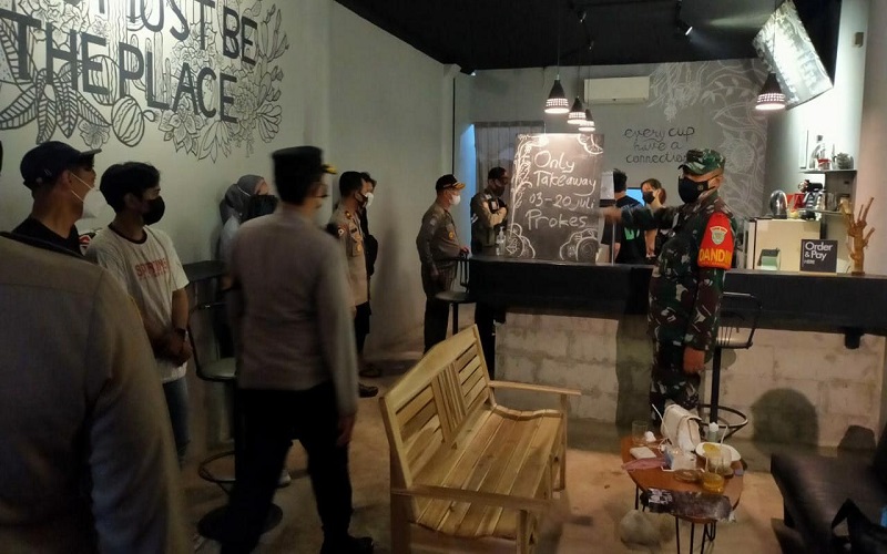 Tim Satgas Covid-19 Karawang Patroli Sampai Subuh, Cari Para Pelanggar PPKM Darurat