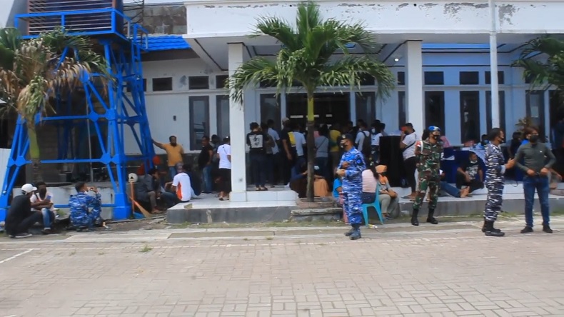 title Serbuan Vaksinasi di Tual Picu Kerumunan Warga Serbuan Vaksinasi di Tual Picu Kerumunan Warga