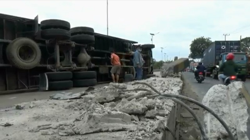 Tabrak Beton Pembatas Jalan, Truk Susu di Tuban Terguling 