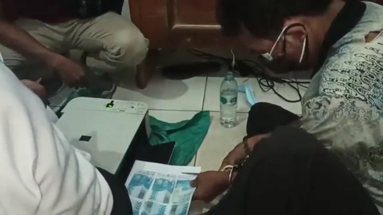 title Cetak Uang Palsu dari HVS, Zais Ditangkap saat Belanja di Pasar Sampit Cetak Uang Palsu dari HVS, Zais Ditangkap saat Belanja di Pasar Sampit