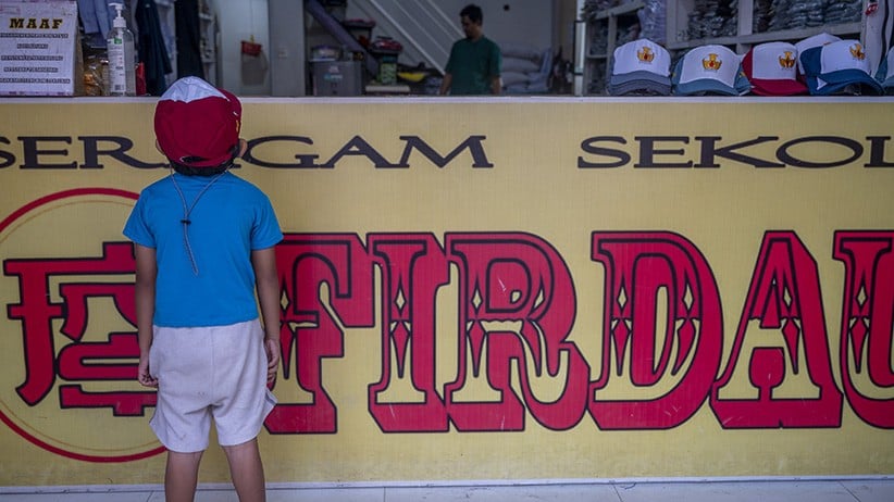 Pembelajaran Tatap Muka Ditunda, Penjualan Seragam Sekolah Turun Drastis - Bagian 2