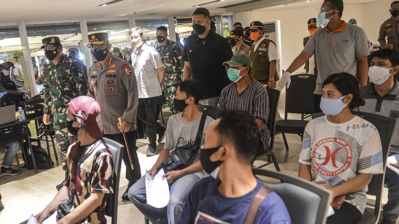 Panglima TNI dan Kapolri Tinjau Serbuan Vaksinasi di Kota Tua - Bagian 1