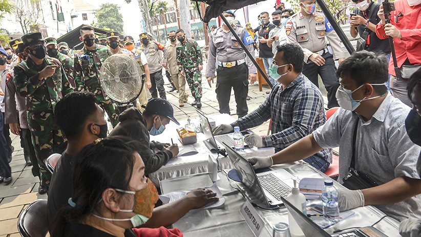 Panglima TNI dan Kapolri Tinjau Serbuan Vaksinasi di Kota Tua - Bagian 3