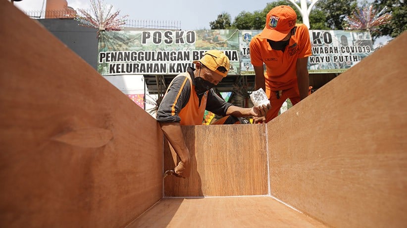 PPSU Kelurahan Kayu Putih Buat Peti Jenazah Khusus Covid-19 - Bagian 2