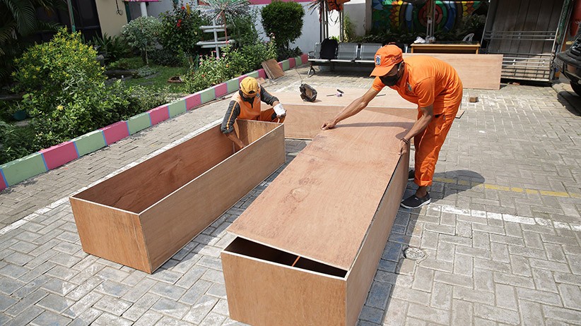 PPSU Kelurahan Kayu Putih Buat Peti Jenazah Khusus Covid-19 - Bagian 1