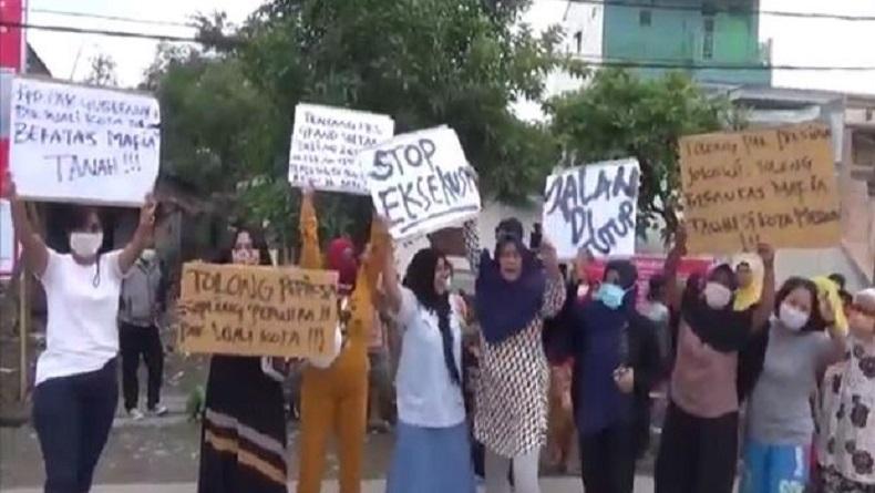 Aksi Emak-Emak Unjuk Rasa Adang Petugas Eksekusi Lahan dan Bangunan di Medan