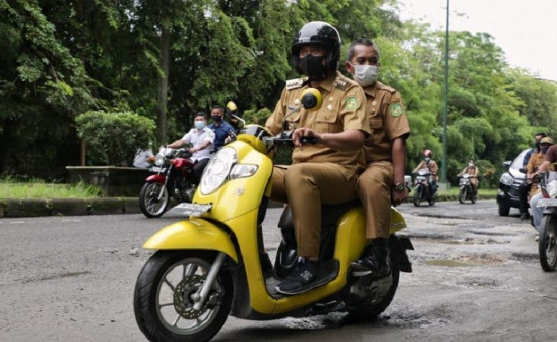 Gaya Bobby Nasution Boncengan dengan Kepala Dinas PU Cek Jalan Rusak di Medan